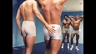 Bodybuilder get spunked